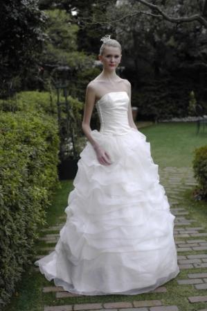 WEDDING｜シンプル系ウェディングドレス、人気ウエディングドレス 